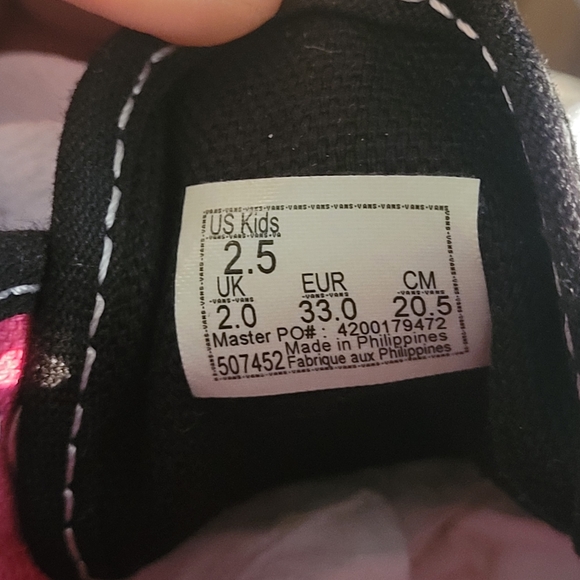 Kids VANS - Size 2. 5 Pre-Owned, Black & White With Multi-Colors Donuts Print - Picture 8 of 9